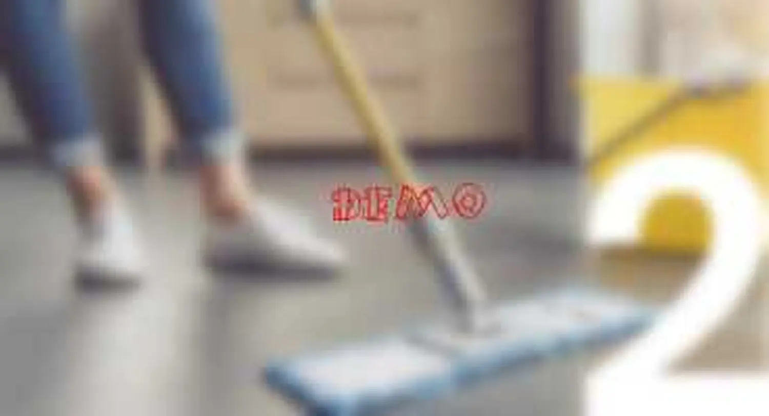 Top Clean Crew - Arbeiter bei der Bodenreinigung 