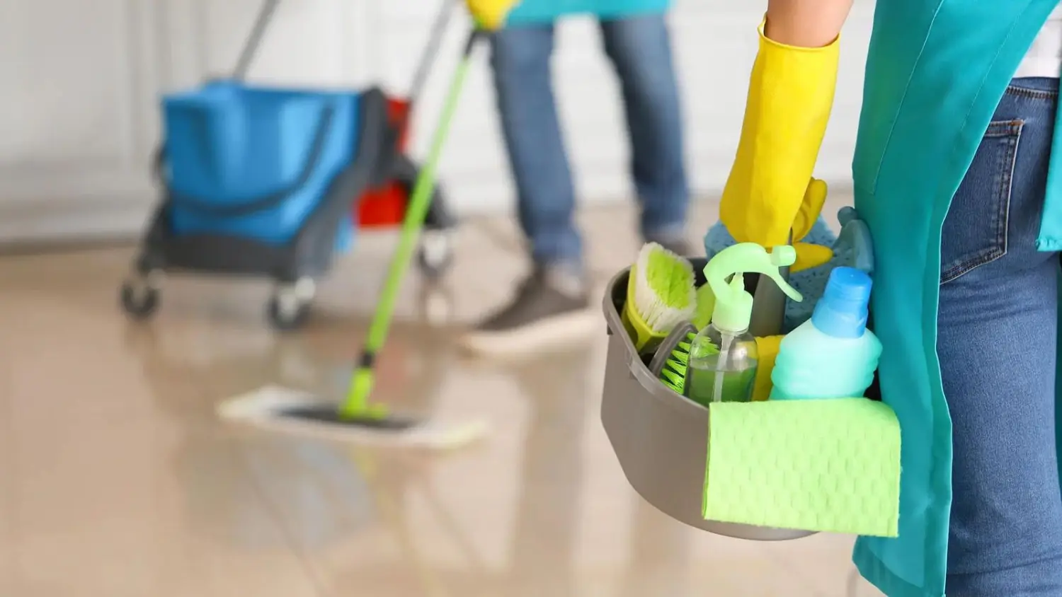 Top Clean Crew - Arbeiter bei der Bodenreinigung 