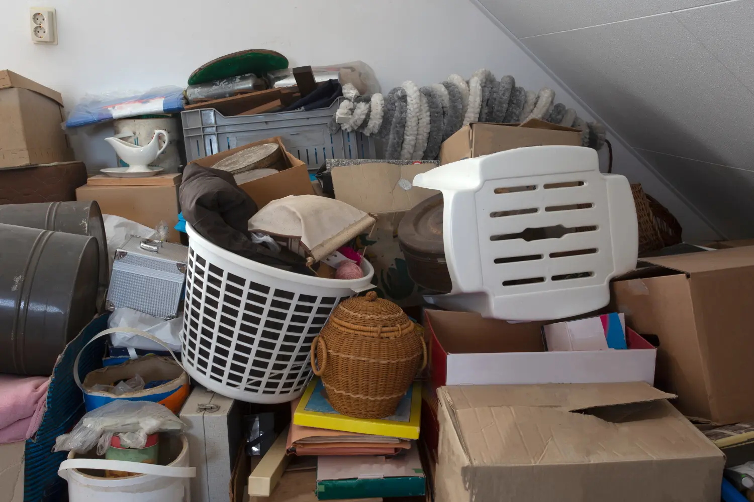  Haufen von Schrott in einem Haus, Hamsterer Zimmer Stapel von Haushaltsgeräten braucht Entrümpelung